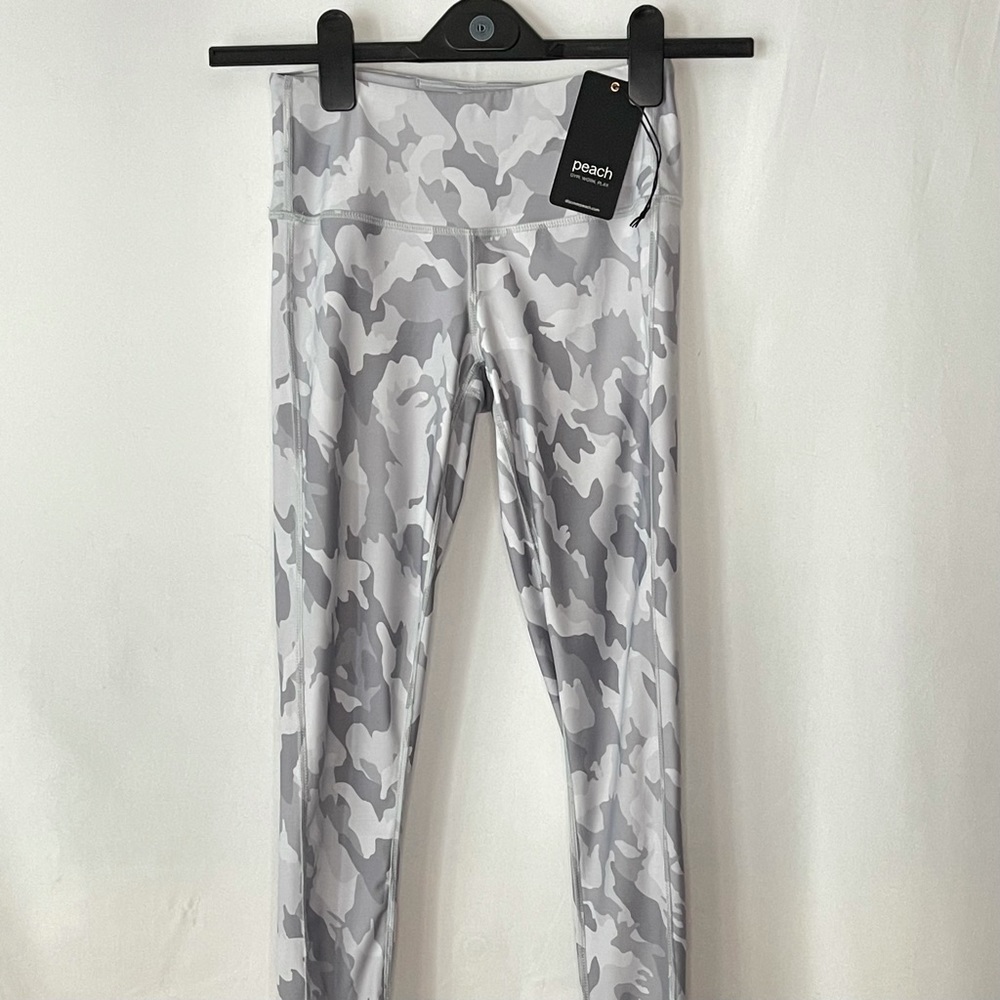 NWT Peach Reversible Legging. Size SM